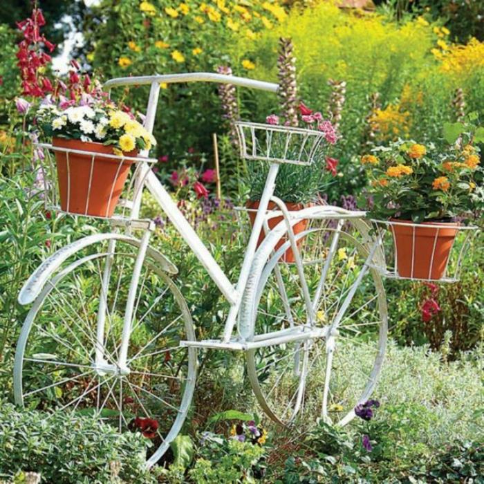 luovia puutarhaideoita pieniin puutarhoihin polkupyörä valkoinen
