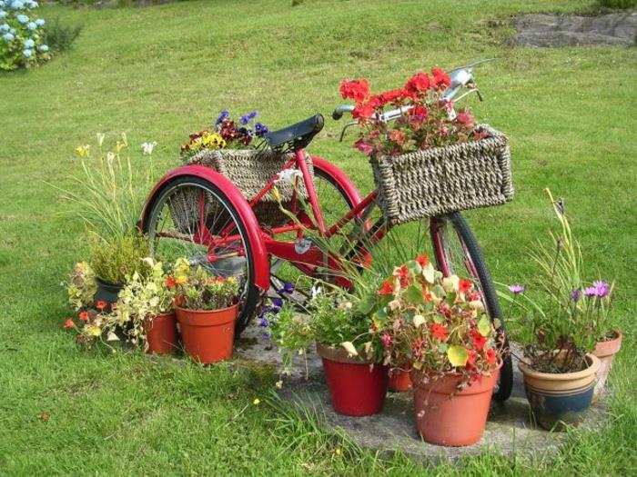 luovia puutarhaideoita pieniin puutarhoihin polkupyörän paju korit