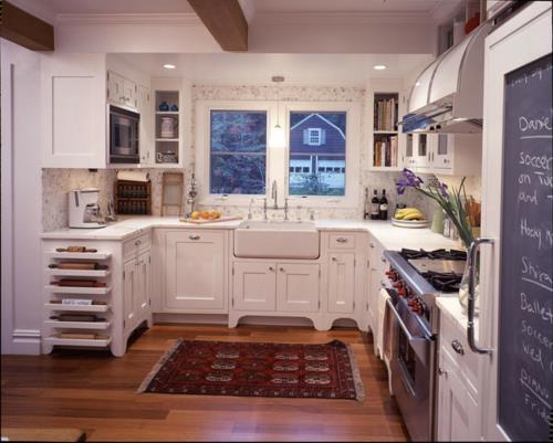 luova keittiö suunnittelee puisen keittiön työtason valkoisen ikkunan