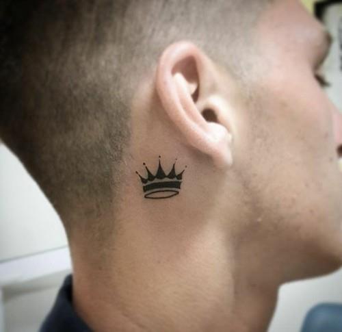 kruunu korvan takana pienet tatuoinnit miehet