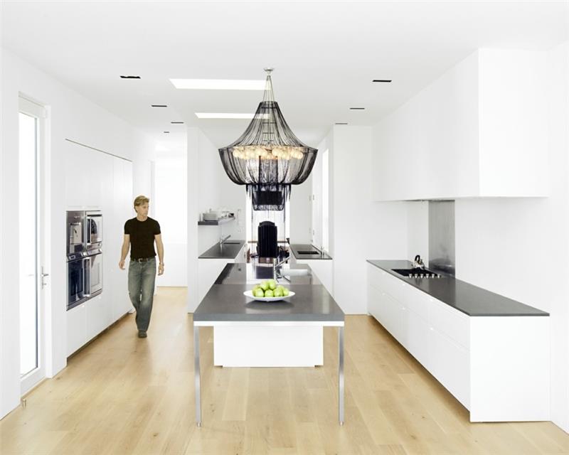 kattokruunu moderni valkoinen keittiö hieno kattokruunu