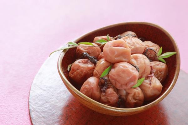 Hapan japanilainen luumu (umeboshi).