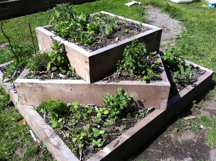 yrtti kierre kivi pienet kivet täynnä kukinta tiili rakennus kulmikas yrtti kierre