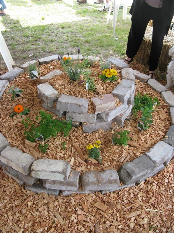 yrtti kierre kivi pienet kivet täynnä kukkivat tiilet rakennus yrtti kierre