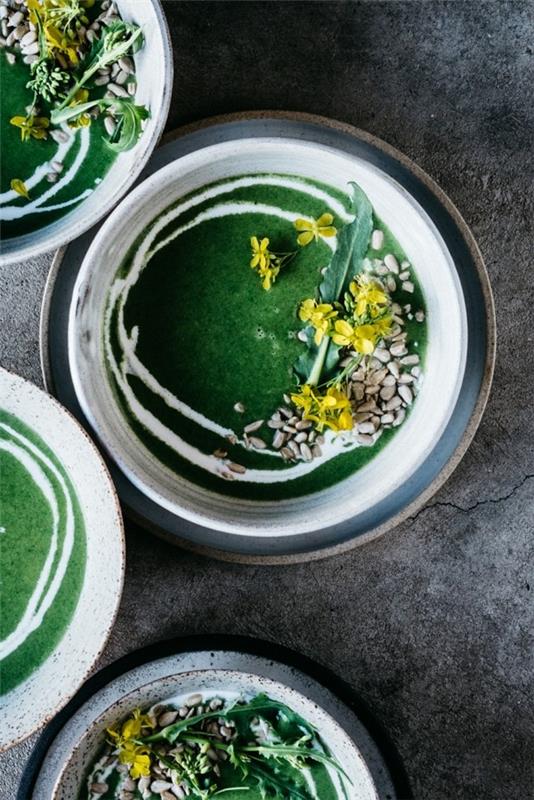 herkullinen nokkoskeitto syötävillä kukilla