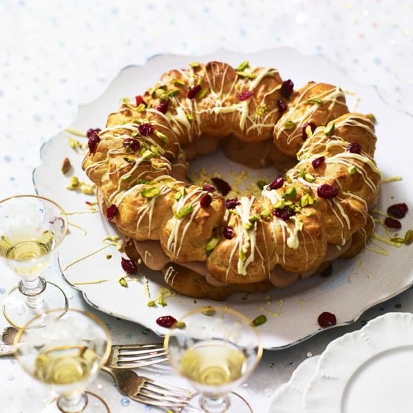 Paista herkullinen pääsiäiskruunu pistaasipähkinöiden ja rusinoiden kanssa
