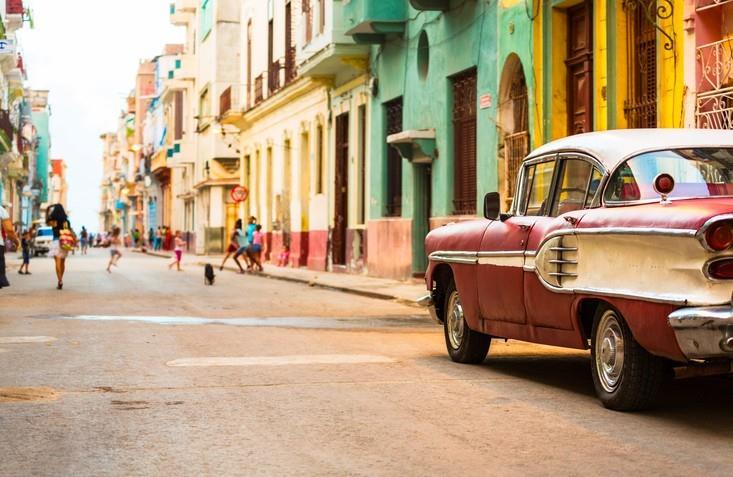 Street Havannassa, Kuubassa, amerikkalaisella autolla