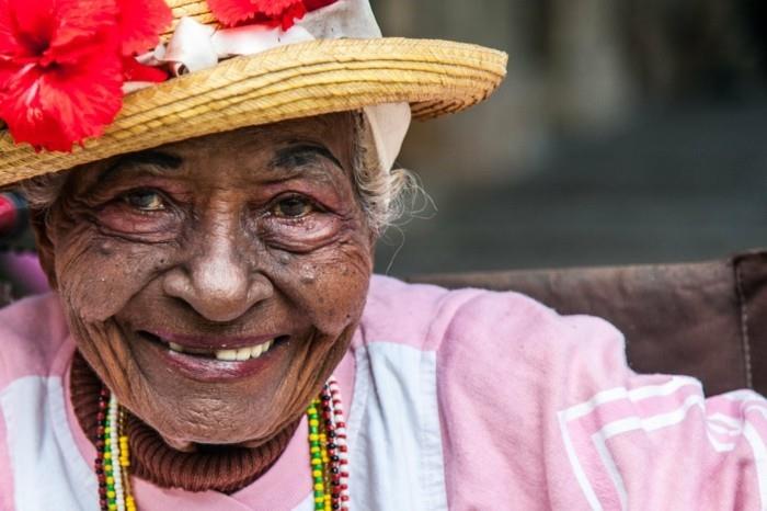 Kuuba matkustaa yksittäisiä katuja Kuuban kuubalainen nainen