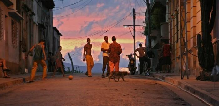 Kuuba matkustaa yksittäisillä kaduilla Kuuban kaduilla