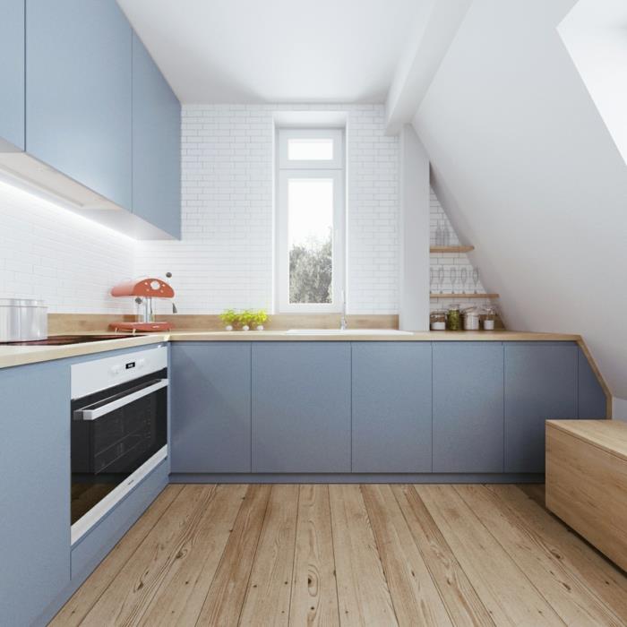 keittiö kalteva puulattia sininen keittiökaapit