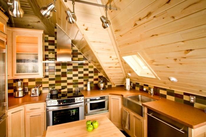 keittiön kalteva katto puupanelointi, tietenkin, kodikas
