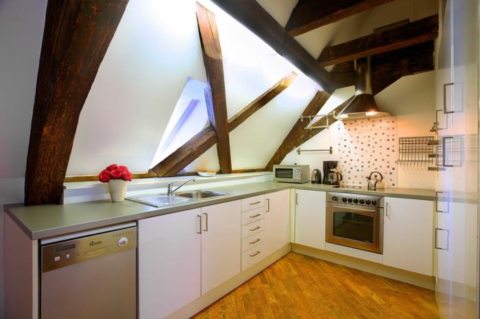 Kalusta pieni keittiön viisto katto toiminnallisesti
