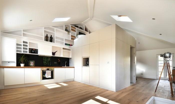keittiö kalteva katto moderni toimiva paljon tilaa