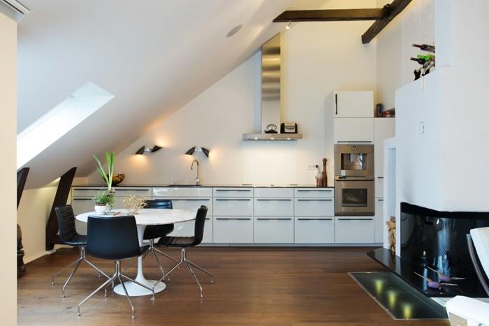 keittiö kaltevat katot modernit ratkaisut sopivat huonekaluihin