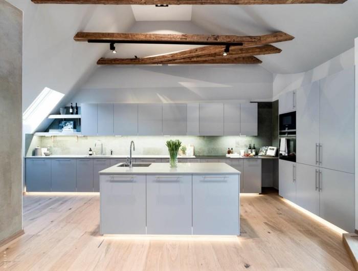 keittiö kalteva katto moderni alue epätavallinen valaistus keittiösaari