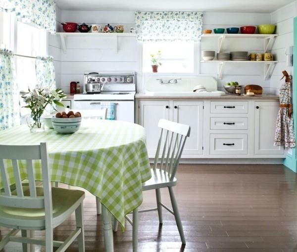 keittiö nuhjuinen tyylikäs ruudullinen kuvio valkoiset huonekalut