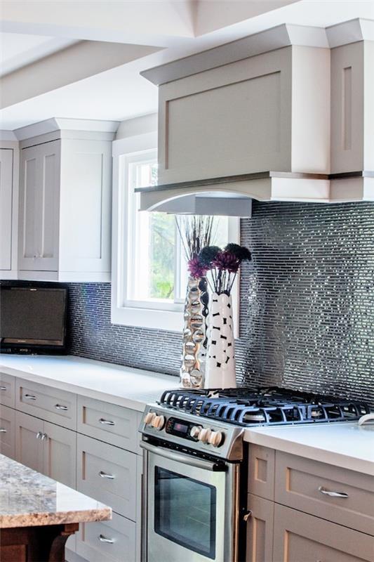 keittiön takaseinäideoita metallioptinen mosaiikki kirkkaat keittiökaapit