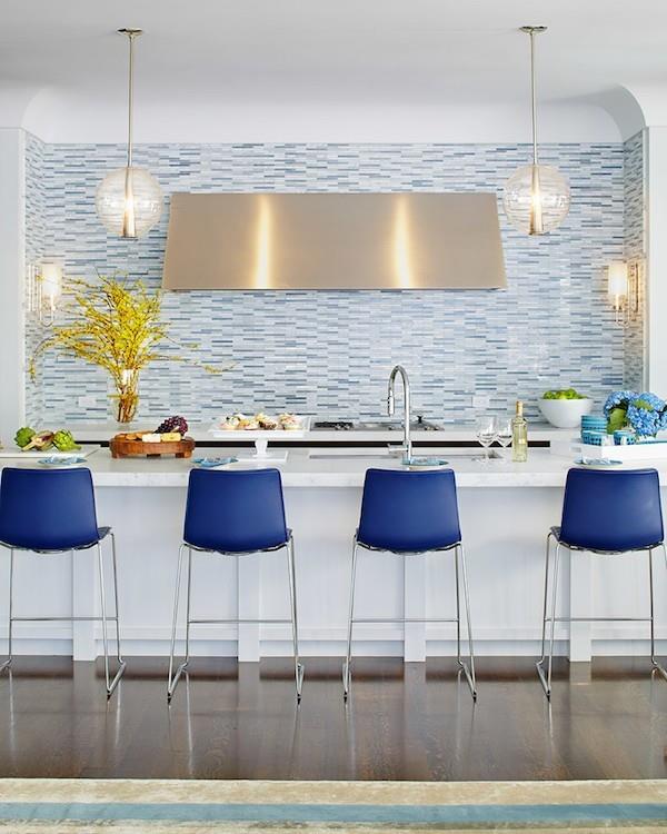 keittiö takaseinä ideoita mosaiikki laatat sininen baarituoli