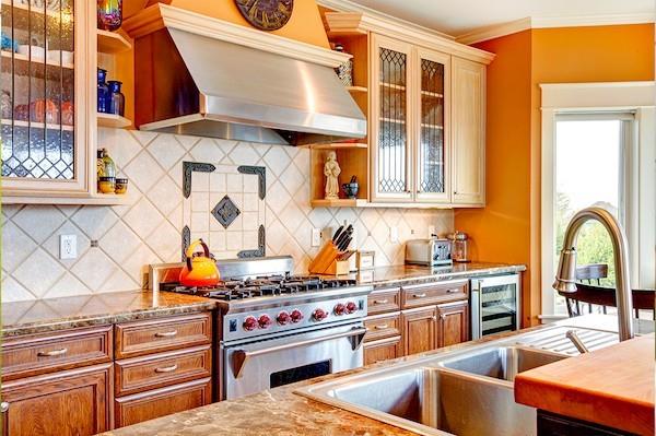 keittiön takaseinä lämmin keittiö oranssi seinän väri