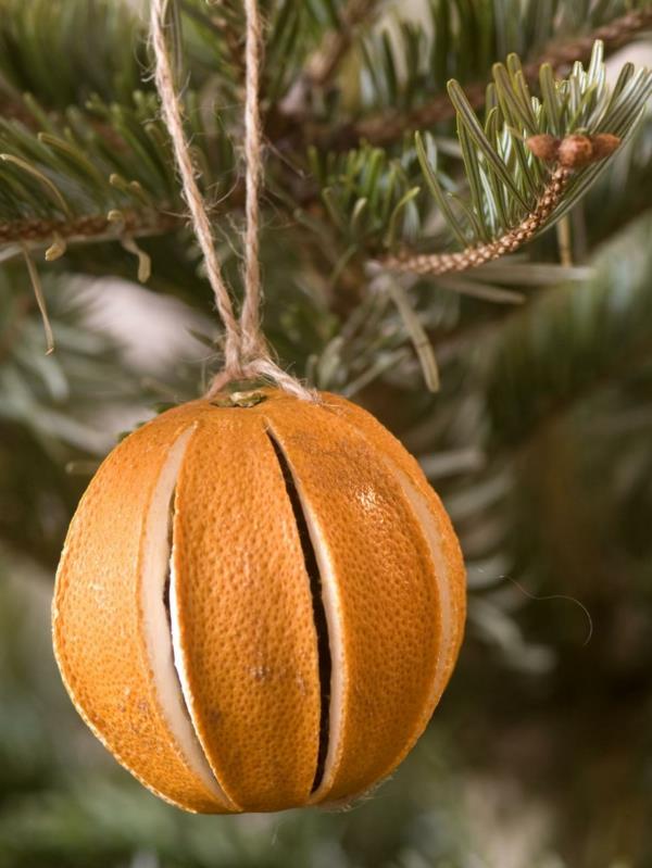 pallo appelsiininkuoren joulukuusen koristeesta