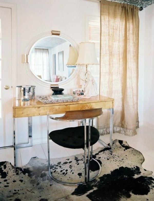 Lehmännahkamatto, jossa on ruskean valkoinen makuuhuoneen naisen peilipöytä