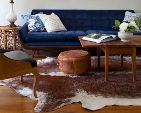 lehmännahan matto ruskea valkoinen olohuone huonekalut puu sohvapöytä