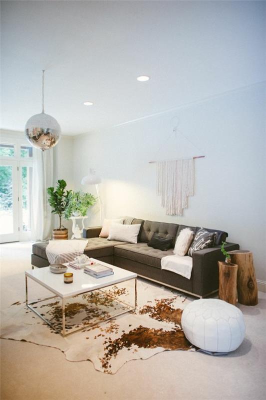 lehmännahka matto ruskea valkoinen olohuone huonekalut sohva sohvapöytä