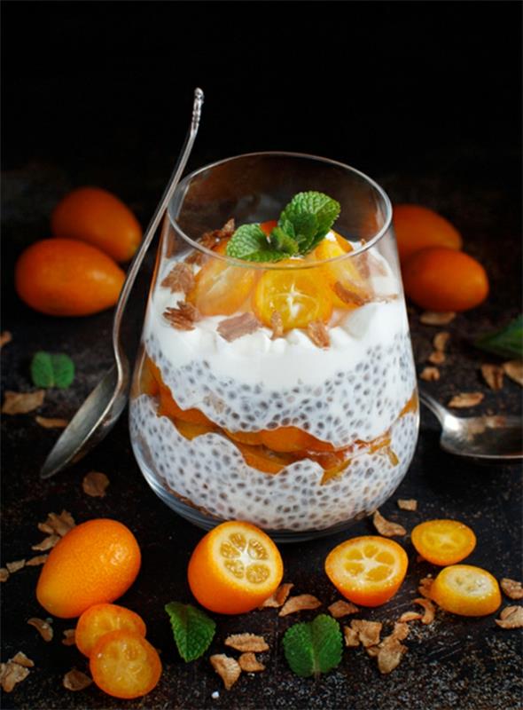 Chia -vanukasparfait ja kumquat