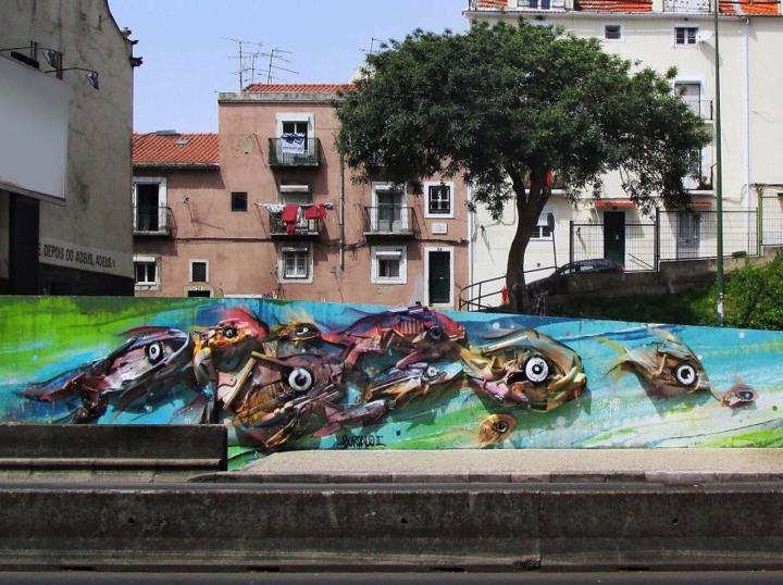 taidetta roskat katutaiteilija Bordalo Segundo värikkäitä kaloja