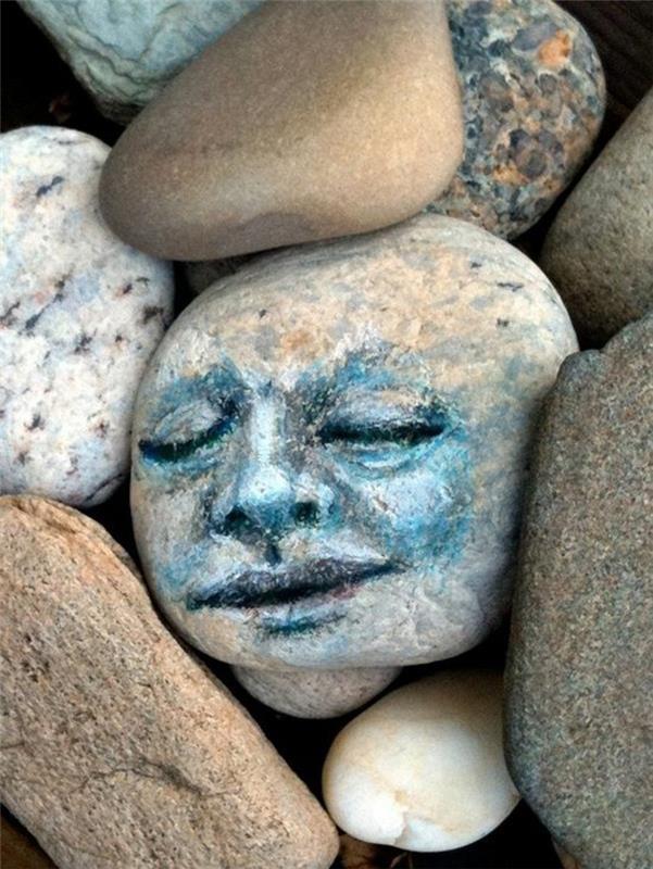 taide kivillä maalaa kasvot joen kivelle