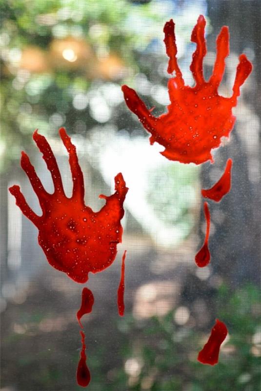 väärennettyjä veren kädenjälkiä ikkunan halloween -sisustusideoita