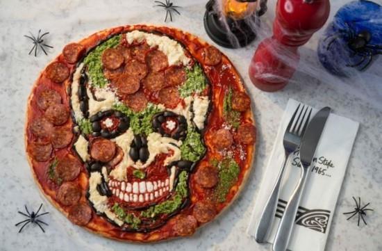 koristeellisia pizzan täytteen ideoita halloween -pääkalloon ja ristiluut