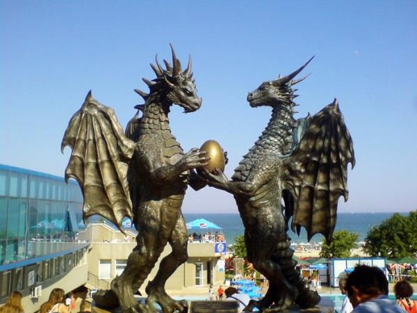 kuuluisia taideteoksia veistoksia lohikäärmeitä rakastunut bulgaria