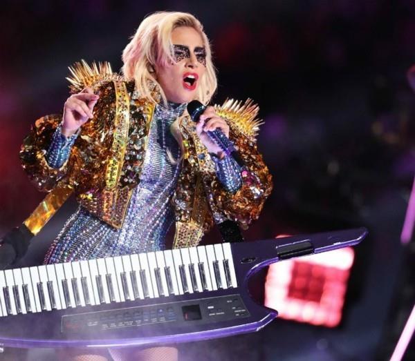 lady gaga laulaa ja tanssii konsertissa