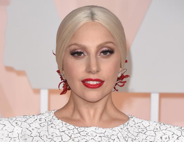 lady gaga kampaukset vaaleat hiukset punainen huulipuna