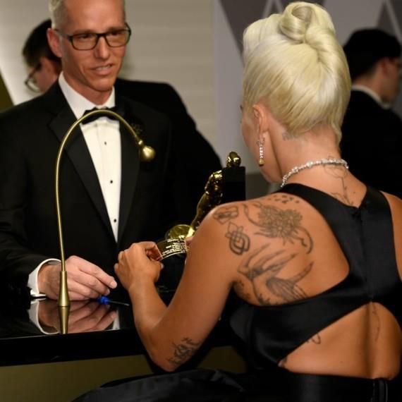 lady gaga tatuoinnit Seksuaalisen väkivallan selviytyjän symboli