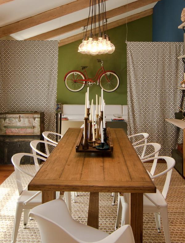varastohuone ideoita pyörä seinälle riippuvalaisin puinen pöytä olohuoneen tuolit