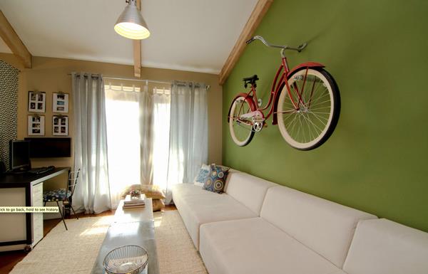varastohuone ideoita pyörä seinälle olohuone valkoinen sohvapöytä
