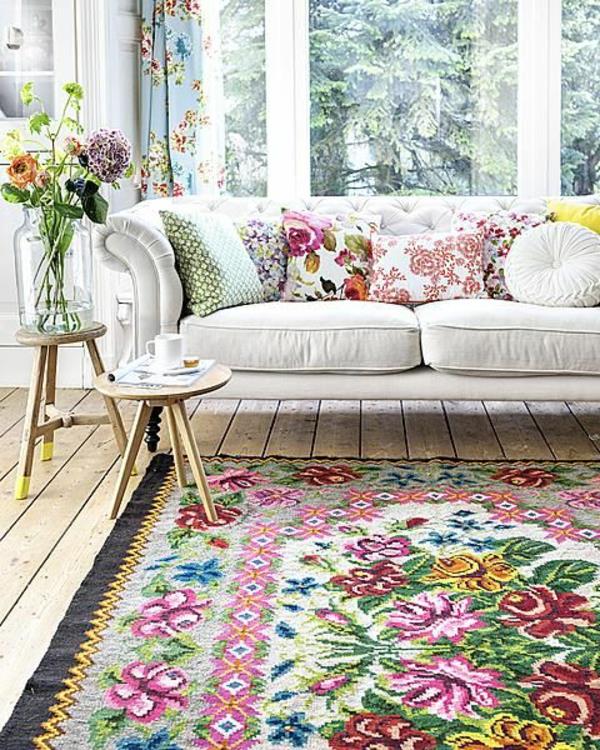 maalaistalon sohva olohuone värillinen matto sivupöytä
