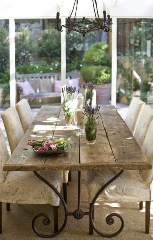 maalaistalon huonekalut tukevat ruokapöydän tuolit