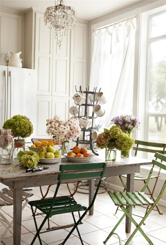 maalaistyyliset huonekalut ruokasali ruokapöydän tuolit upeat pöytäkoristeet