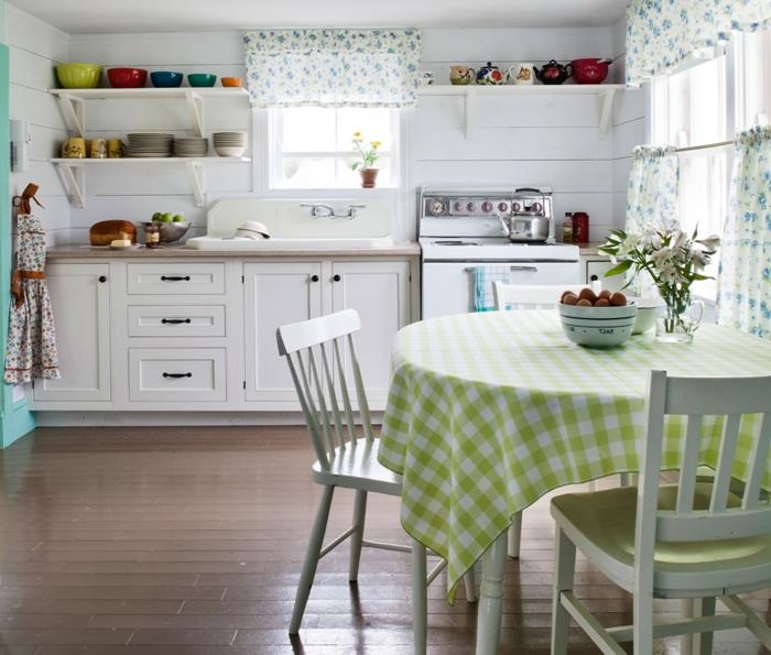 maalaistyyliset huonekalut keittiö perustettu valkoiset keittiökaapit ruokapöytä avoimet hyllyt