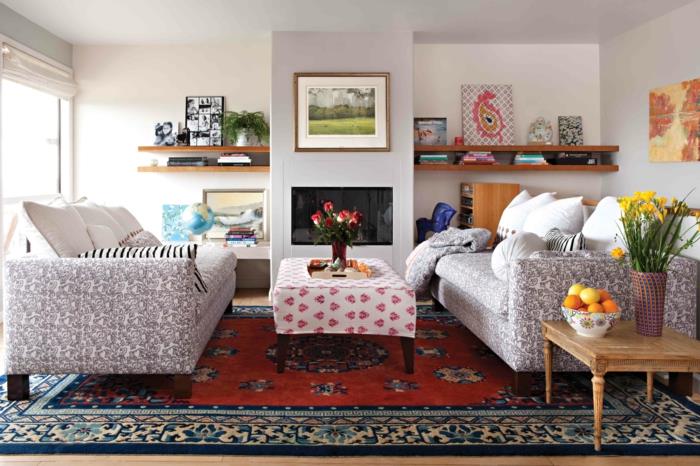 maalaistyyliset huonekalut sohvat värillinen matto avoimet seinähyllyt