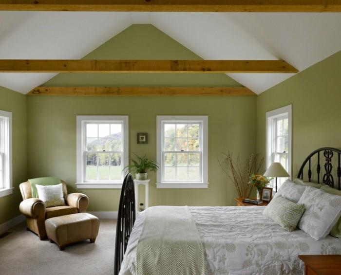 makuuhuoneen maalaistyylinen vihreä seinämaali ja puupalkit