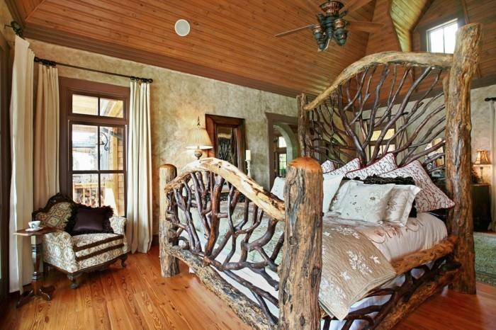 maalaistyylinen makuuhuone, maalaismainen sänky ja puukatto