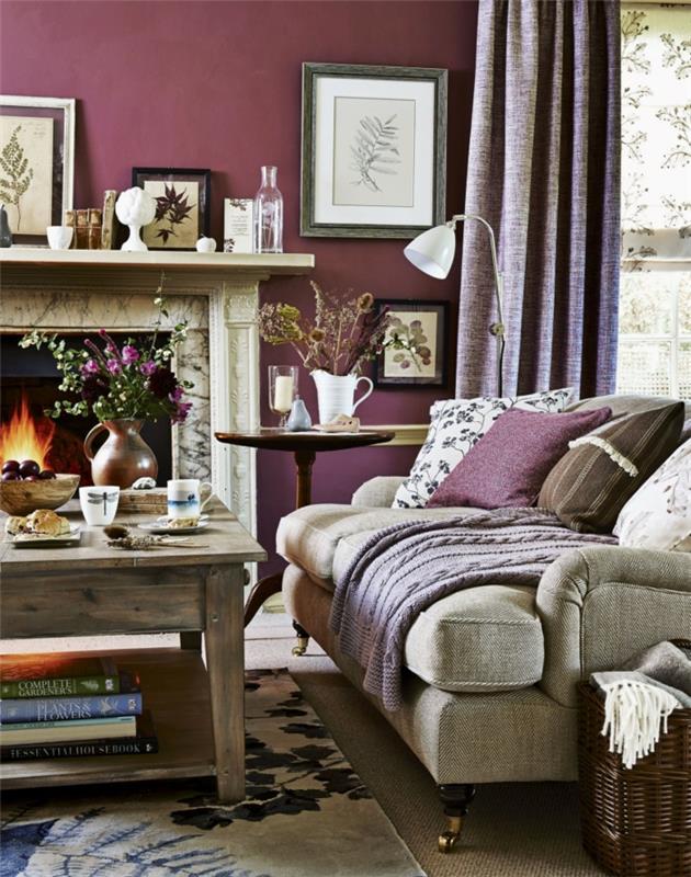 maalaistyylinen olohuone violetti seinäsuunnittelu takka matto kuvio verhot