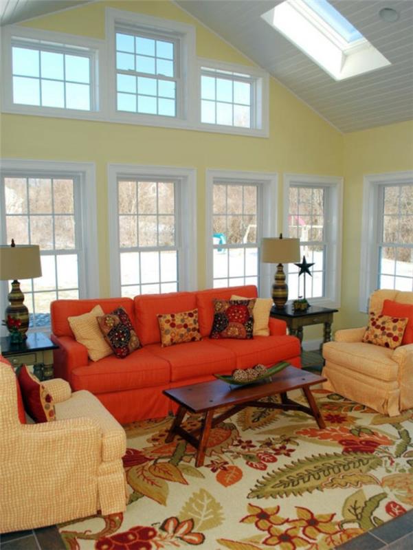 maalaistyylinen olohuone oranssi maan sohva värillinen matto