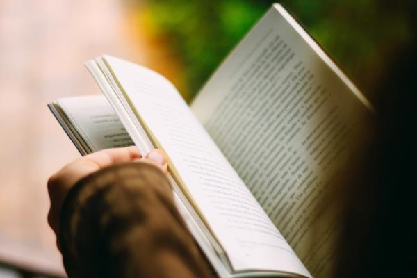 ajaa pois tylsyys lukea kirjoja katsella sarjoja