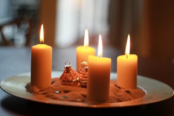 tee viime hetken adventtiseppele itse hiekkajoulupalloista ja valkoisista kynttilöistä