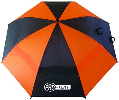 Férfi narancssárga és fekete esernyők